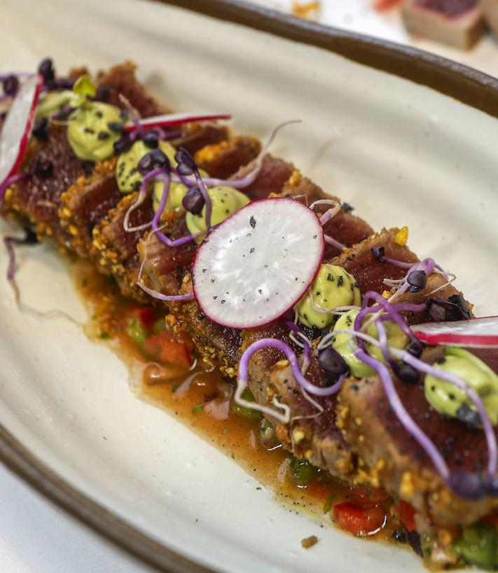 Imagen secundaria 2 - Maki de atún rojo, siracha y huevas de pez volador. A la derecha, tataki de atún rojo sobre mash de aguacate y pico de gallo.