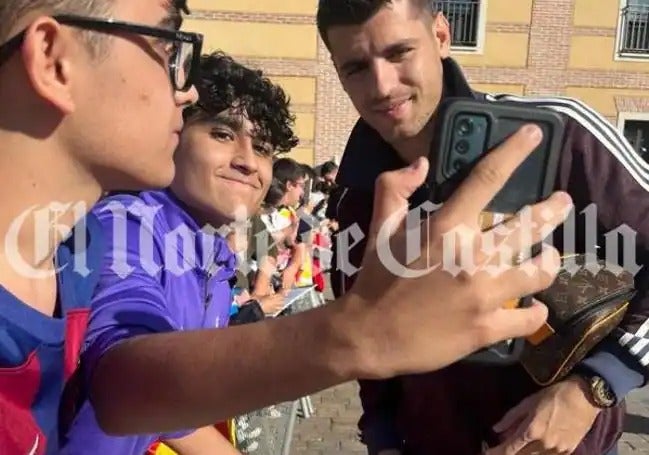 Sebas junto a Álvaro Morata en la visita de la Selección Española de Fútbol a Valladolid.