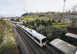 Un tren llega al centro de Torrelavega, en la zona donde el Ayuntamiento no descarta plantear el apeadero.