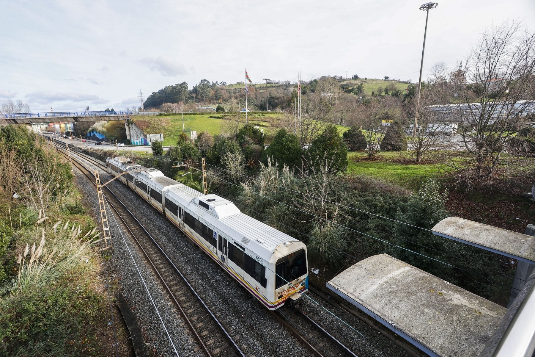 Un tren llega al centro de Torrelavega, en la zona donde el Ayuntamiento no descarta plantear el apeadero.