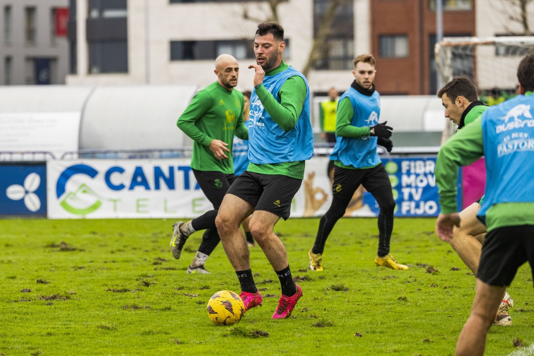 Roko Baturina, junto a Ekain y Peque este martes, duranteel primer entrenamiento en LaAlbericia tras su regreso alRacing.