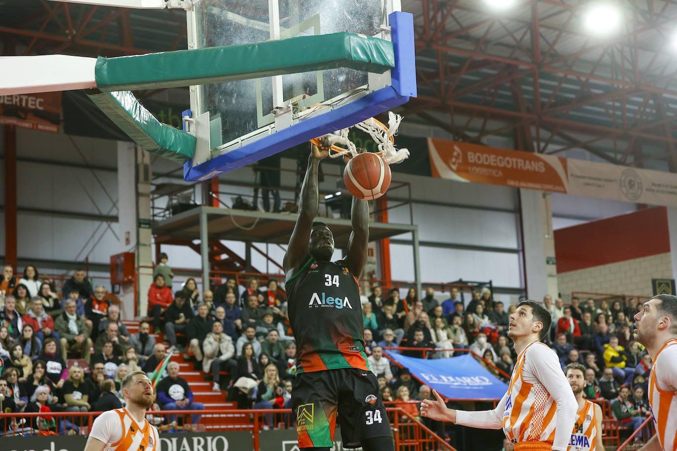 Niang realiza un mate para los cántabros.