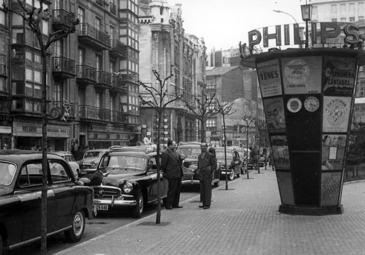 Autor desconocido, 'Parada de taxis en la calle Amós de Escalante', 1962.