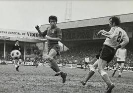 Juan Carlos golpea el balón ante la oposición del madridista Juanito en el partido de 1978 en el que el Racing se impuso por 1-0 al Real Madrid en los Campos de Sport.