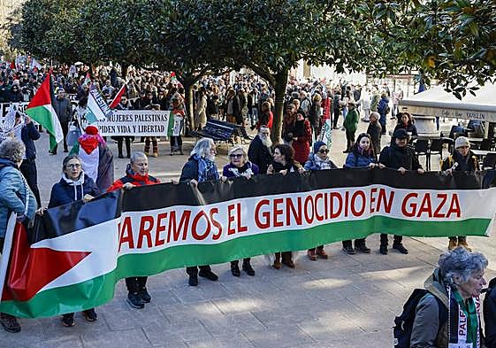 La manifestación transucrrió de Numancia hasta el Ayuntamiento de Santander