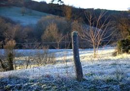 El interior de Cantabria ha amanecido bajo una fina capa de hielo.