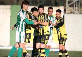 Los jugadores del Guijuelo y el Cayón pugnan en un saque de esquina.