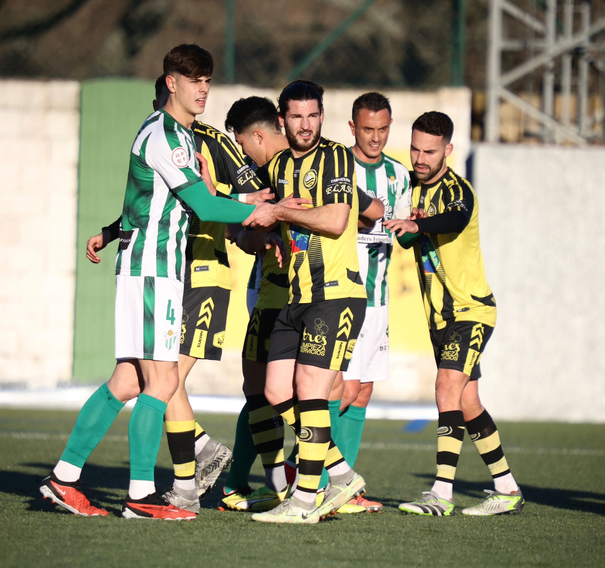 Los jugadores del Guijuelo y el Cayón pugnan en un saque de esquina.