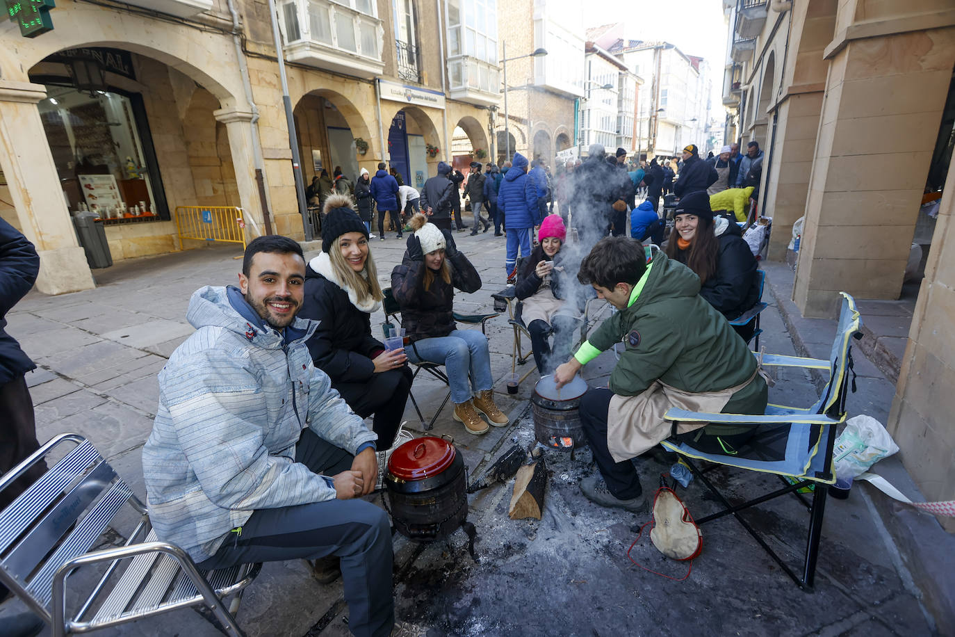 No han faltado los madrugadores que desde bien temprano se han apostado en diversos soportales de la Calle Mayor