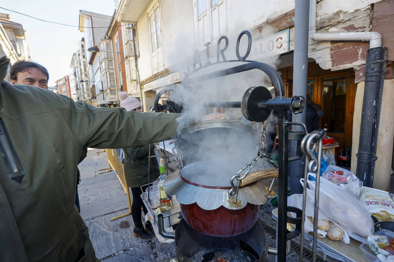 El frío de la madrugada ha dado paso a un día radiante y mucho ambiente al olor de los guisos