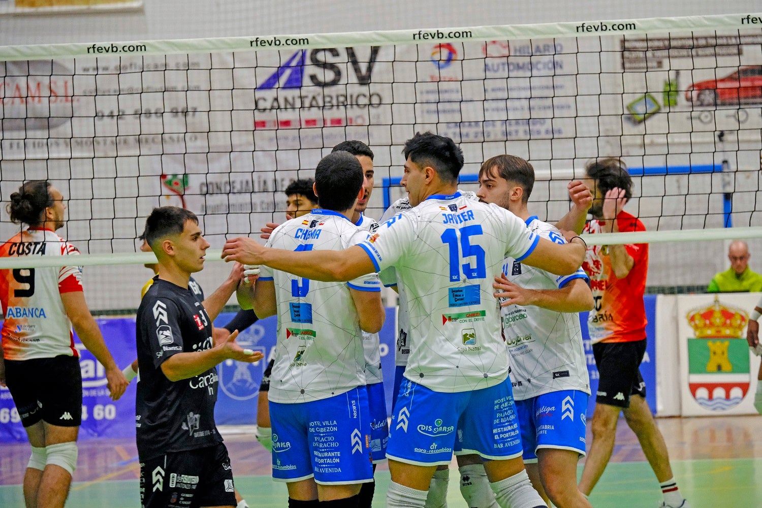 Los jugadores del Textil celebran un punto en el partido ante el Dumbría.