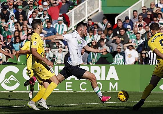 El racinguista Roko Baturina avanza con la pelota ante Gonzalo Verdu, del Cartagena.