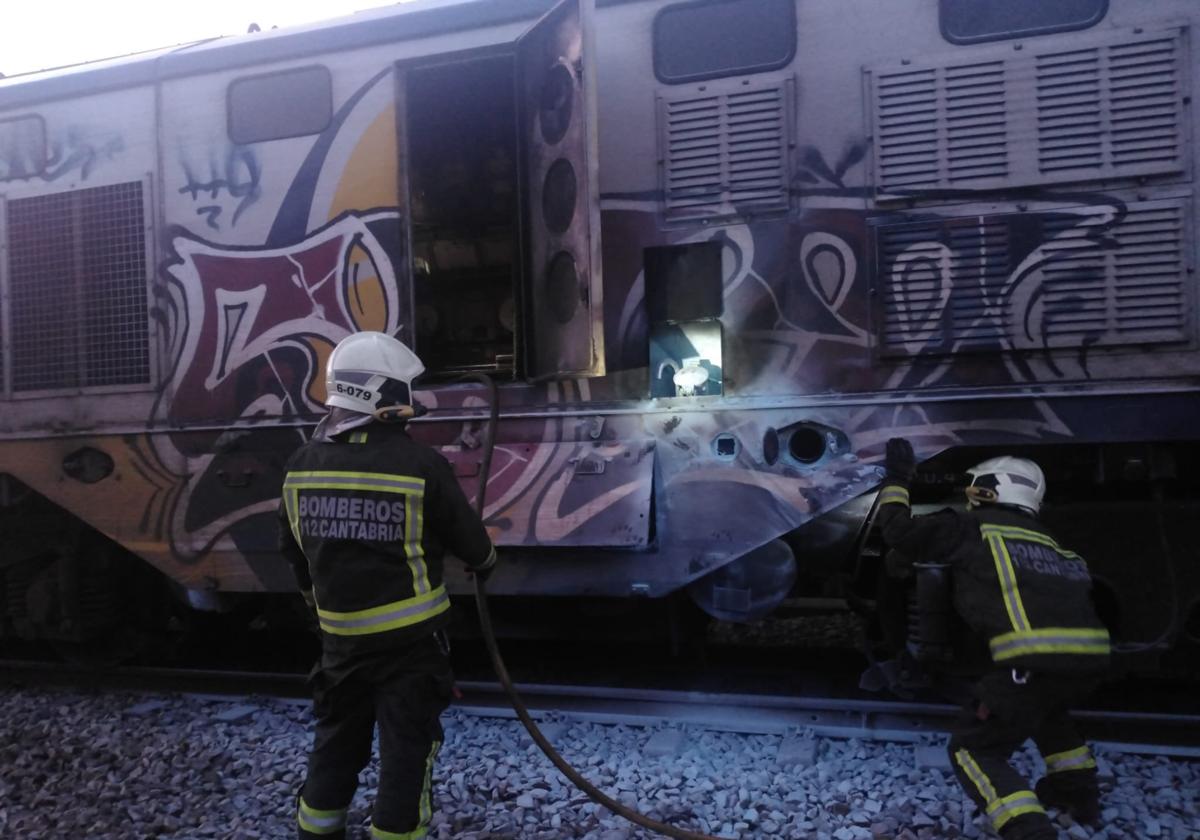 El incendio de una locomotora corta el tráfico ferroviario entre Cabezón y Llanes durante seis horas