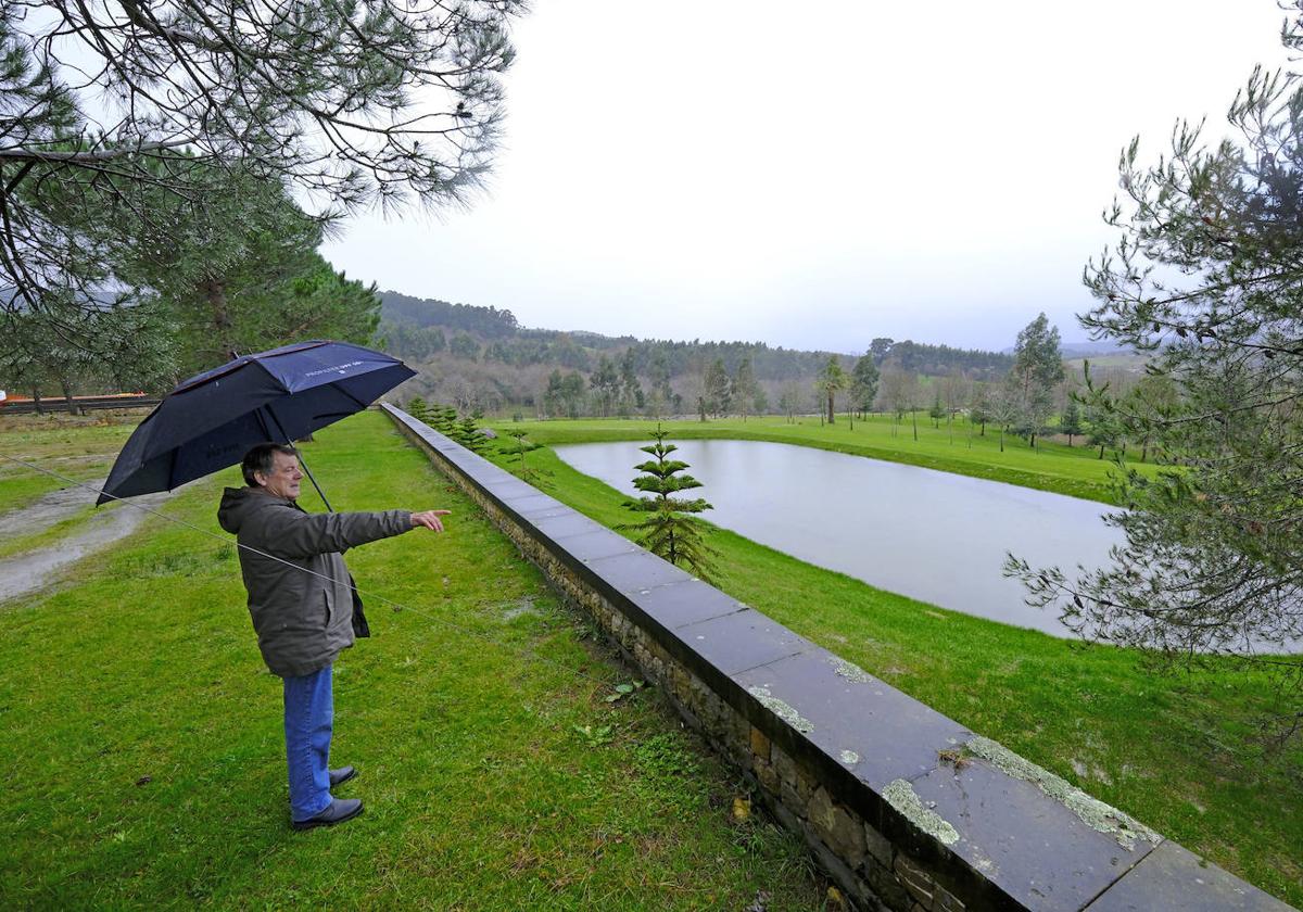 Enrique Corsini, propietario del complejo deportivo Shangri-La, muestra sus instalaciones.