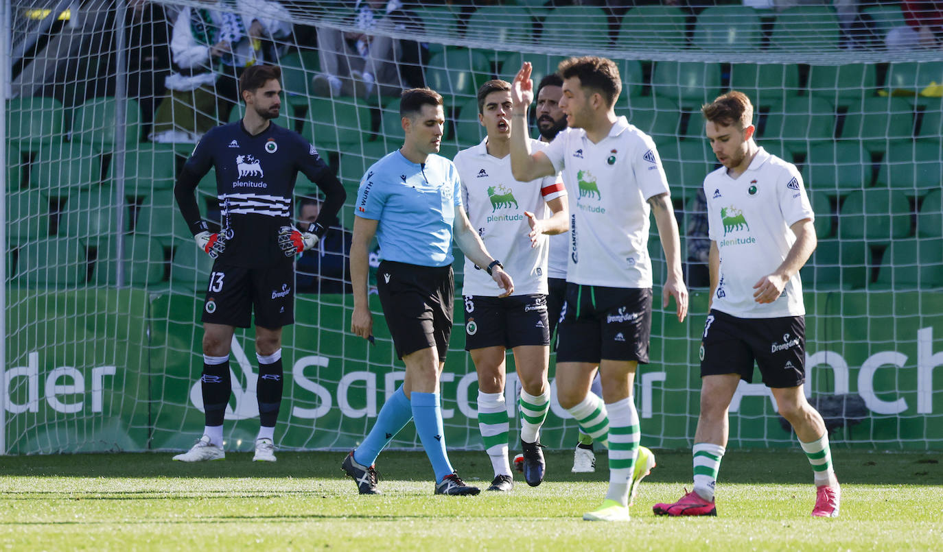 Los jugadores del Racing discuten tras el primer gol del Cartagena. 