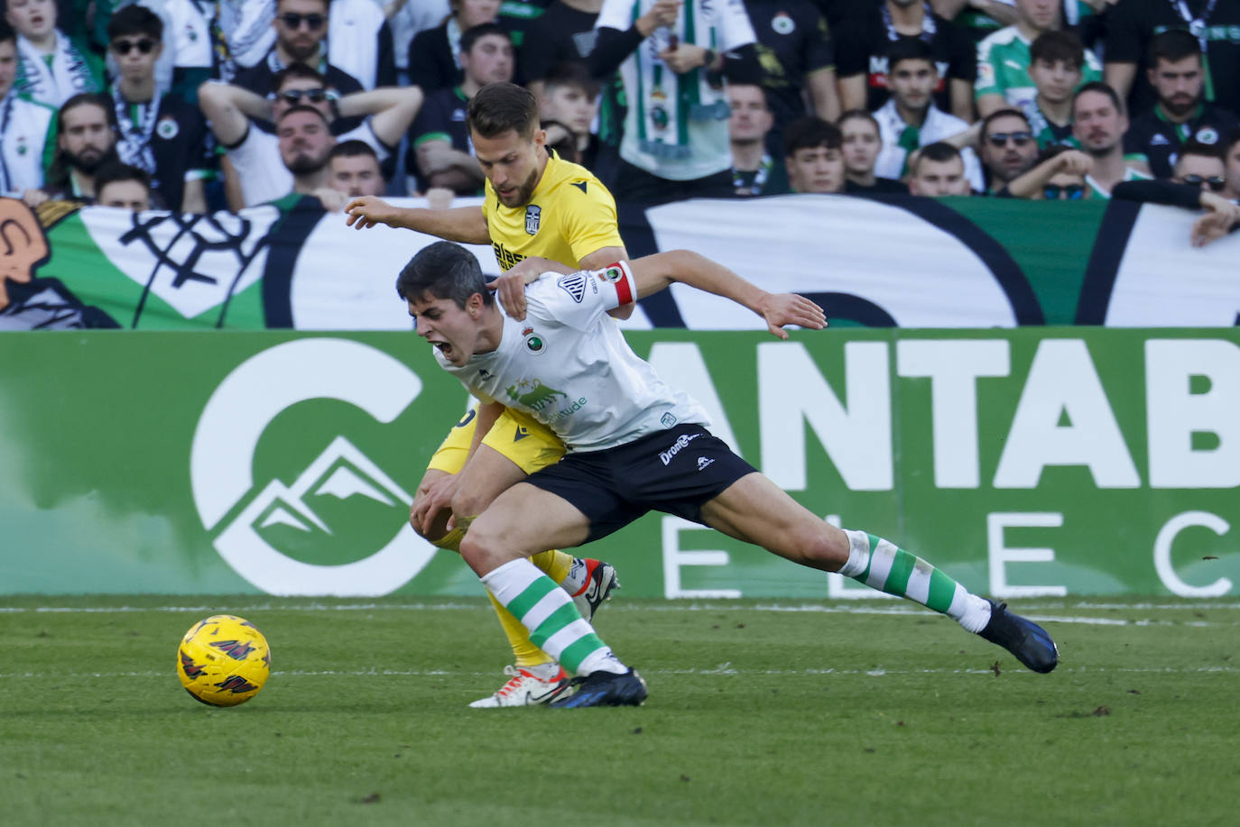 Iván Calero derriba a Íñigo Sainz-Maza en la disputa de un balón. 