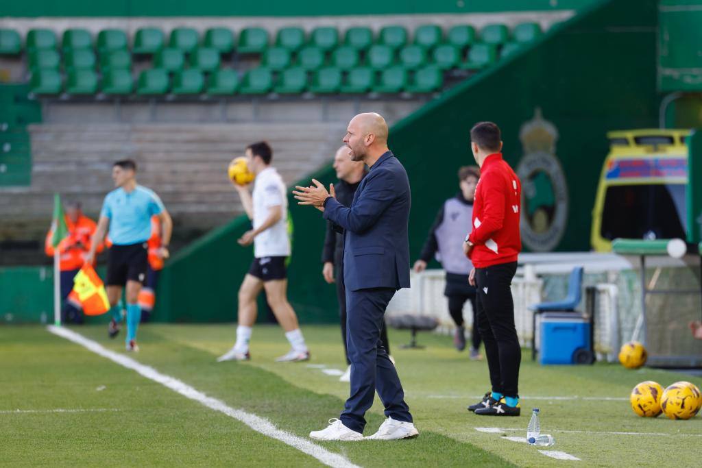 José Alberto da instrucciones a sus futbolistas en el banquillo. 