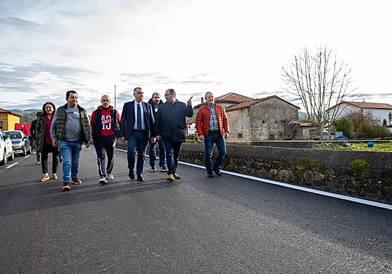 Visita del consejero al vial que se ha arreglado en Vega.