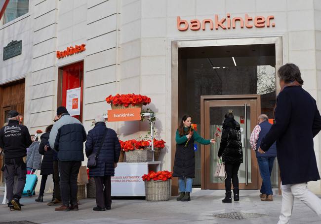 La nueva fachada de la sede de la entidad financiera el día de la inauguración.