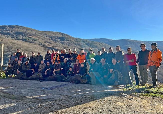 Los cazadores de la 145, que dirige Roberto Fernández, con el cupo de cuatro jabalíes conseguido en El Tornillo.