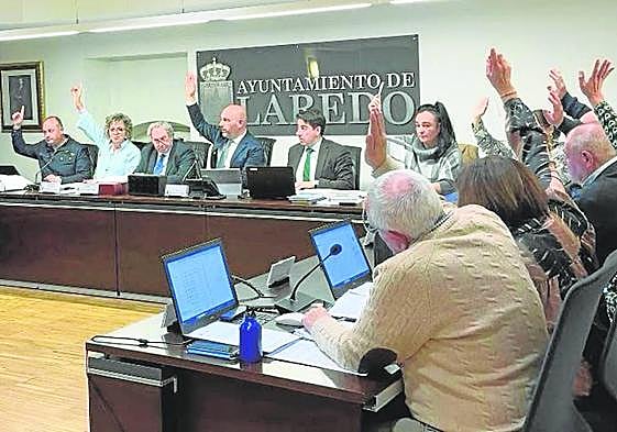 La Corporación de Laredo apoyó de forma mayoritaria las cuentas municipales por primera vez desde el año 2020.