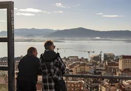 Una pareja contempla la bahía, este martes por la mañana.