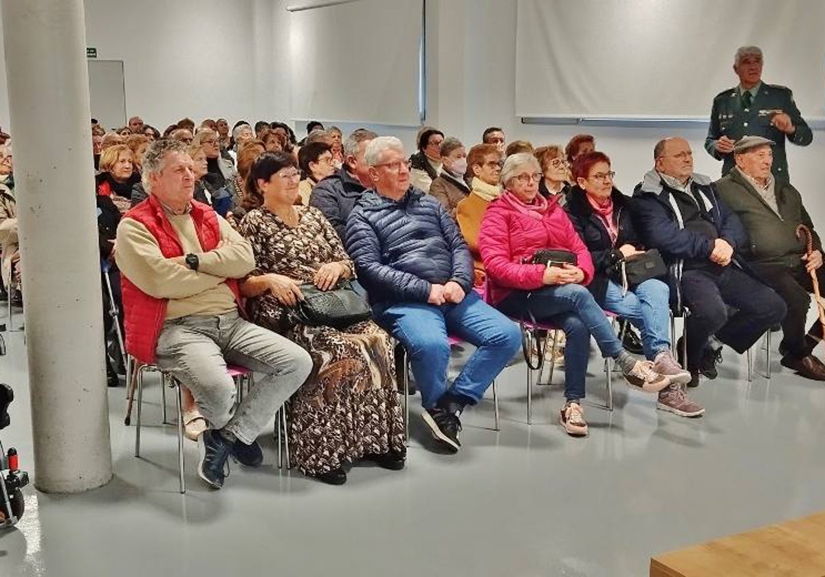 Isidoro Herrero disertando ante un salón repleto de público.