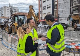 La delegada del Gobierno en Cantabria, Eugenia Gómez de Diego, y el alcalde de Colindres, Javier Incera, asistieron al inicio de las obras este lunes.