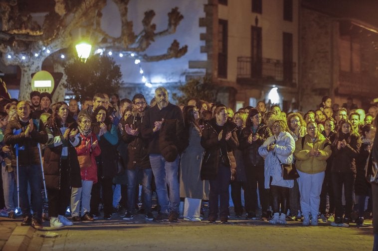 Cientos de personas se concentraron el martes en Cartes para repudiar la agresión sexual sucedida en la madrugada del sábado en Campuzano.