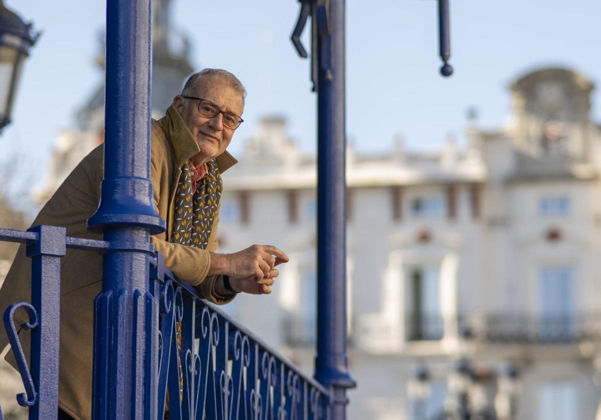 Juan Carlos Flores-Gispert, en el templete de la santanderina Plaza de Pombo.