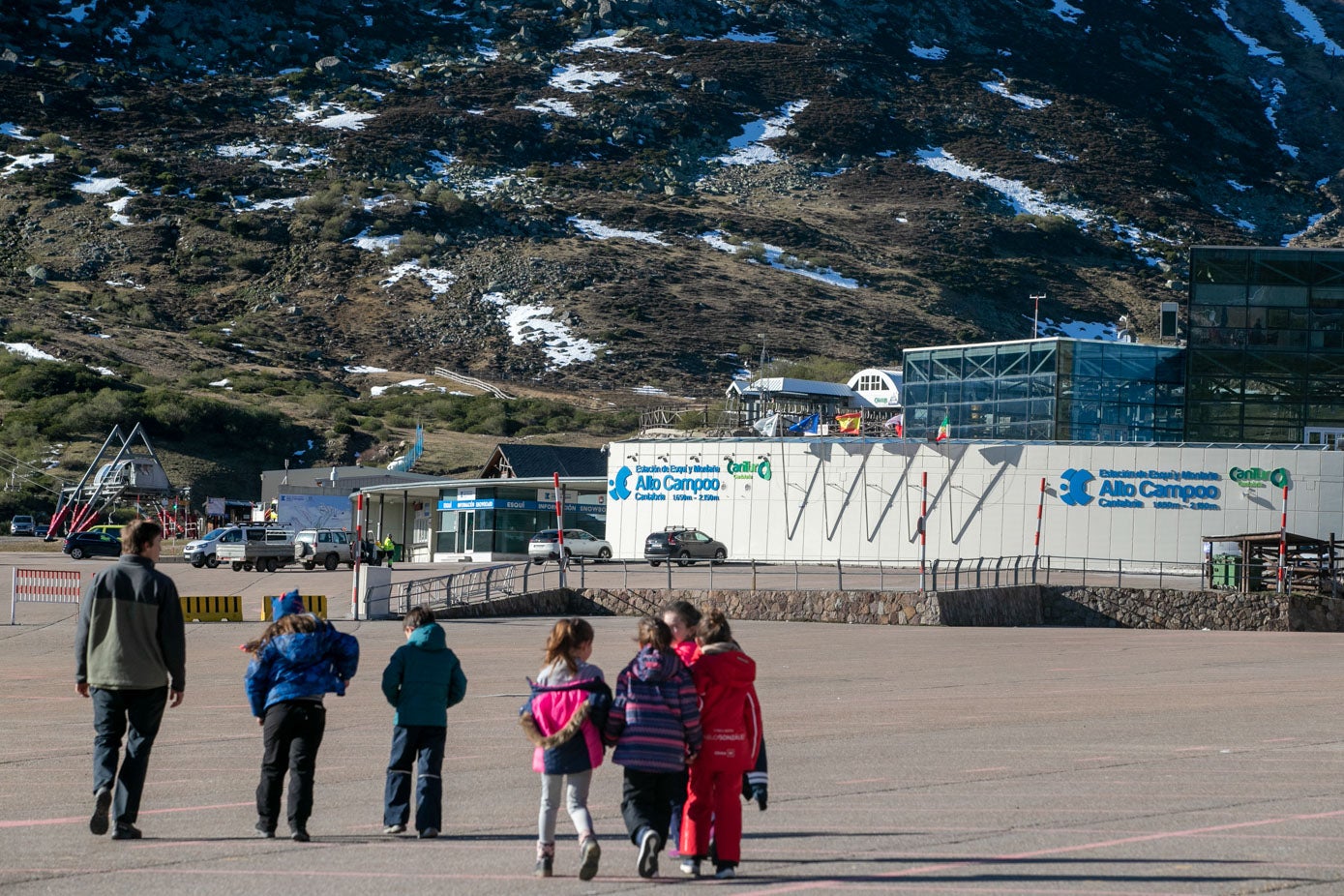 Un monitor muestra el funcionamiento de la estación de esquí a un grupo de escolares.