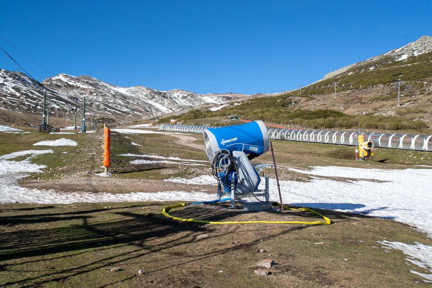 Los cañones, listos para fabricar nieve en cuanto se den las condiciones necesarias.