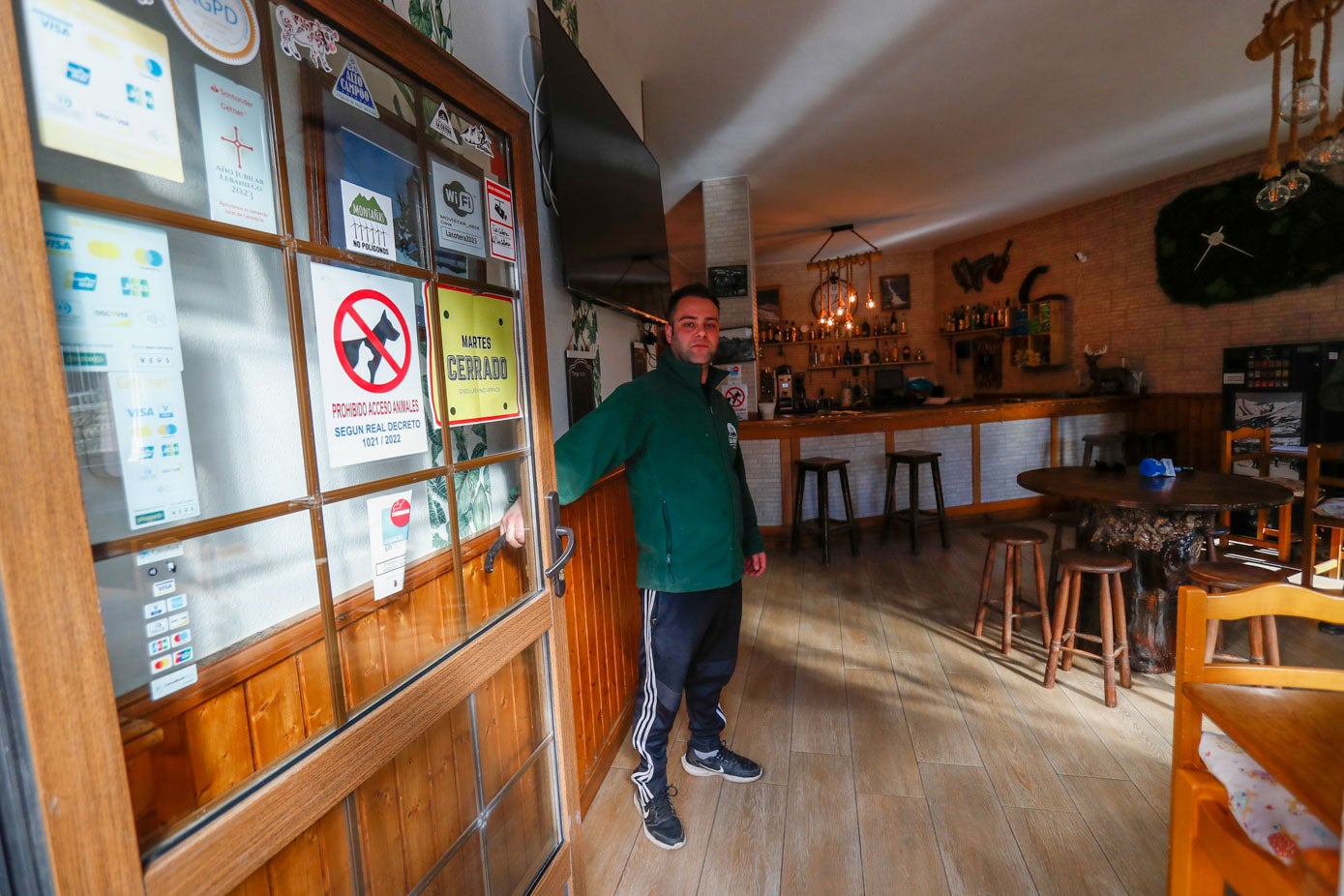 Mario Revilla aguarda a la clientela en su negocio, el bar-restaurante La Cotera, en Abiada.