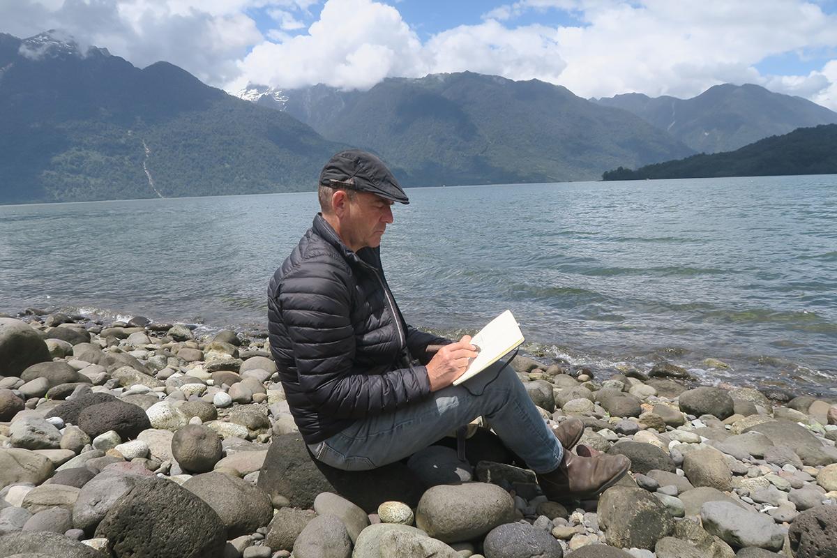 Zubelzu trabajando en su cuaderno de campo durante un viaje a Chile.