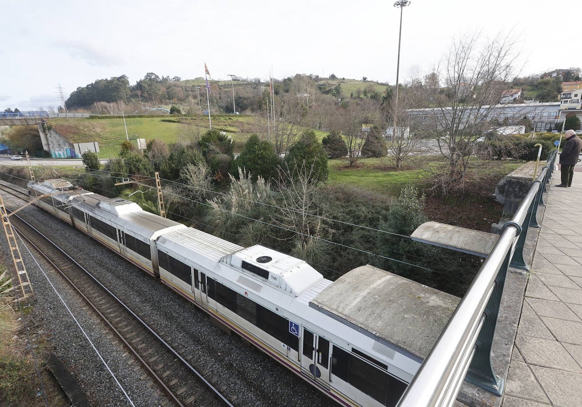 Un tren llega al centro de Torrelavega, en la zona donde el Ayuntamiento no descarta plantear el apeadero.