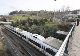 Un tren llega al centro de Torrelavega, en la zona donde el Ayuntamiento no descarta plantear el apeadero.