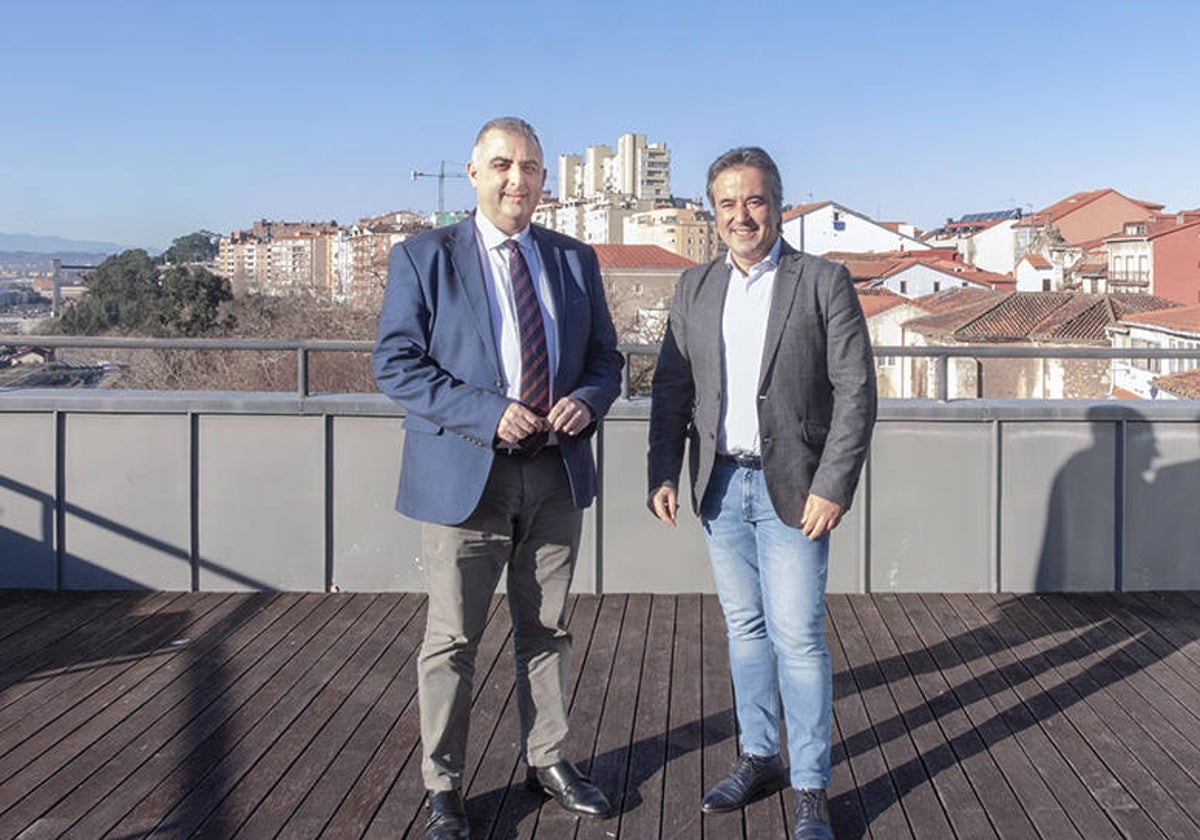 El consejero Roberto Media y el alcalde de Camargo, Diego Movellán, este miércoles, durante su visita al municipio.