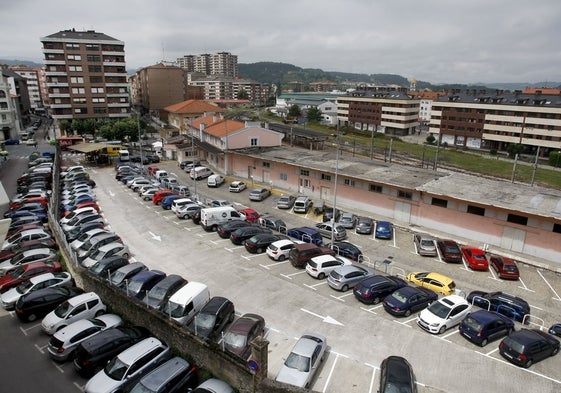 El aparcamiento de la estación tiene 195 plazas.