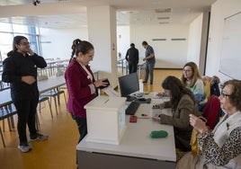 Mirian Martínez, momentos antes de comenzar la asamblea donde se han producido las votaciones por la mañana.