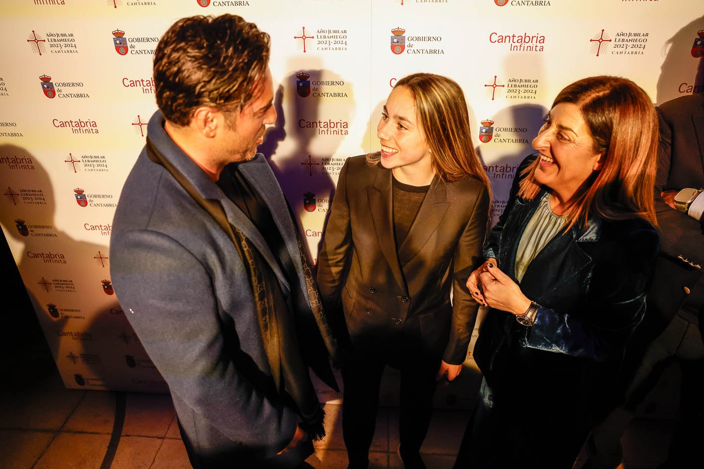 El barquereño departe con la campeona del mundo de fútbol y la presidenta de Cantabria