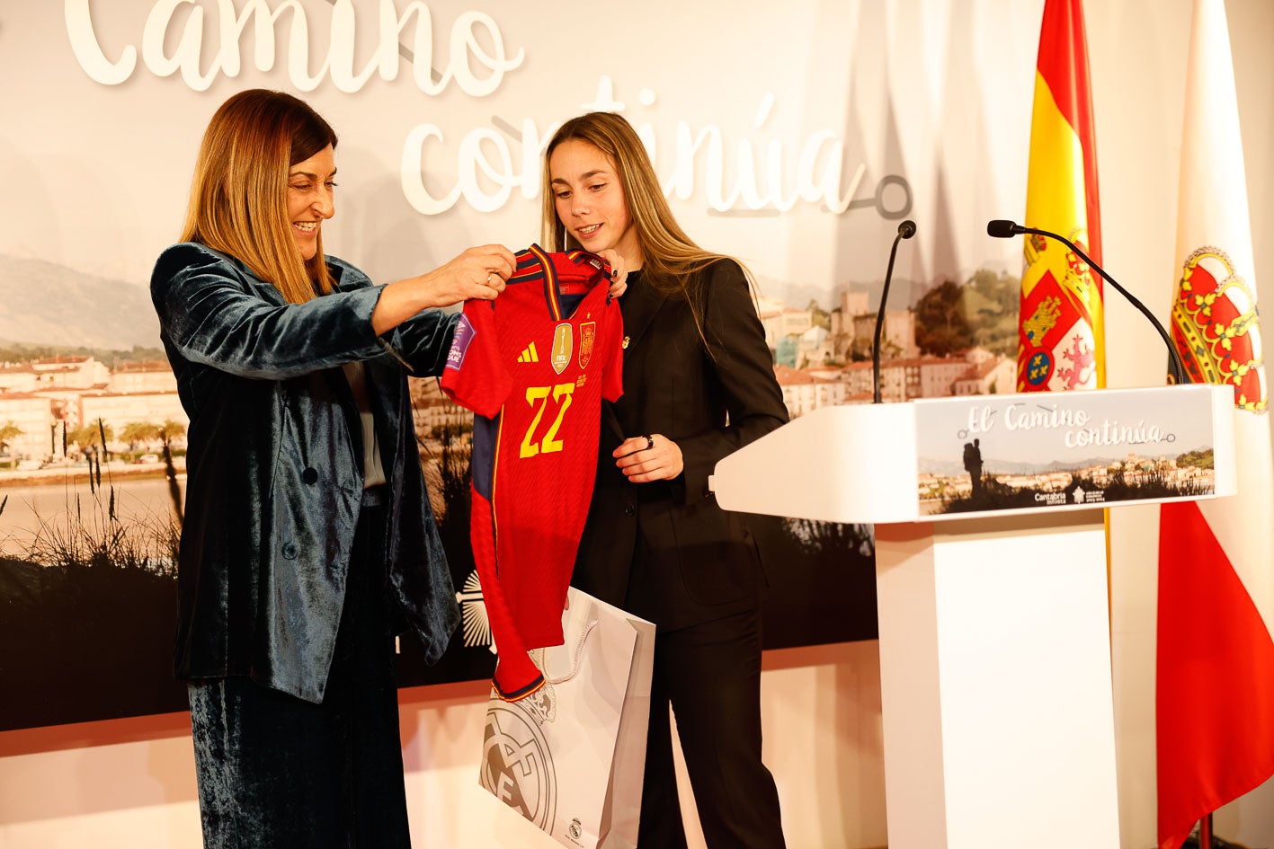 Athenea del Castillo le entrega a María José Saénz de Buruaga una camiseta de la selección de España