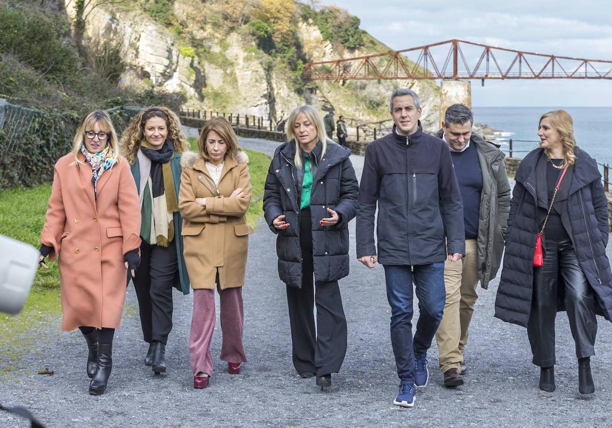 Imagen de febrero de 2023. En ella aparecen Ainoa Quiñones (entonces delegada del Gobierno, segunda por la izquierda) y la alcaldesa de Castro Urdiales, Susana Herrán (cuarta por la izquierda).