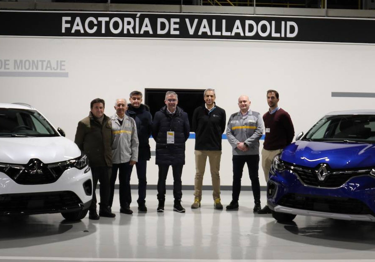 Visita del presidente de la APS, César Díaz, en el centro, a la fábrica de Renault en Valladolid.