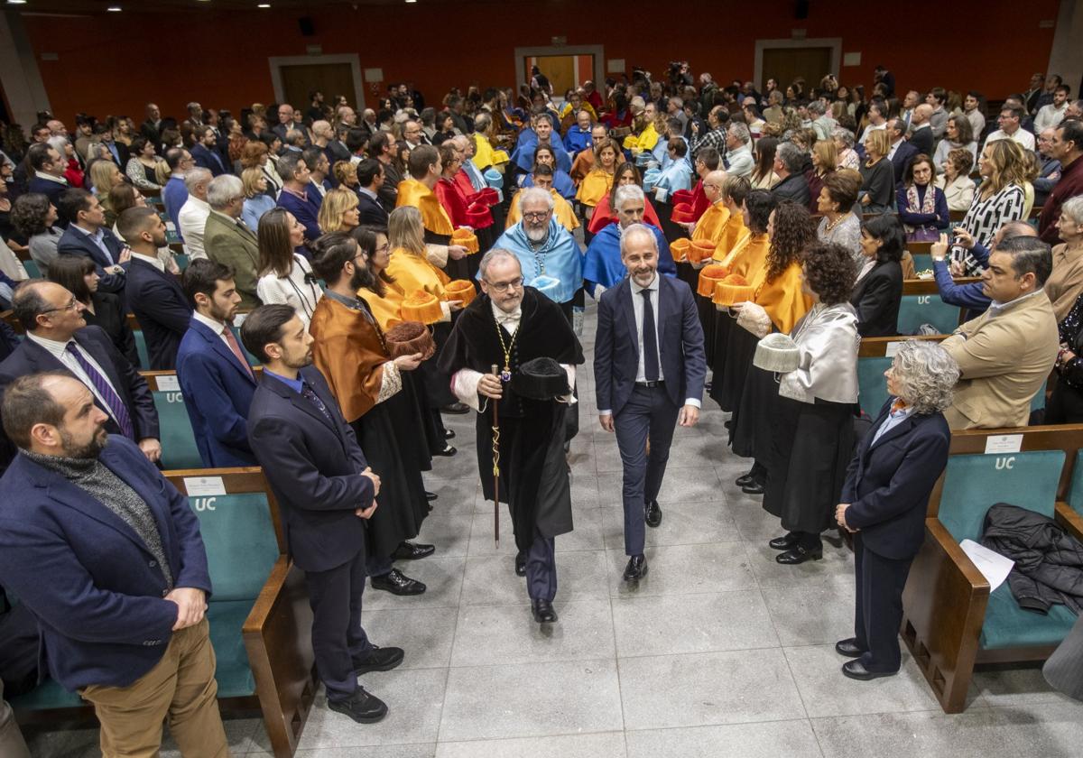 Ángel Pazos y Sergio Silva encabezan la comitiva académica a su entrada en el salón de actos del Paraninfo de la UC.