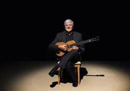 Paulino García toca la guitarra desde que tiene memoria e instrumentos clásicos como la vihuela o el laúd.