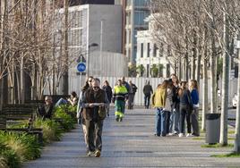 El buen tiempo anima a los ciudadanos a pasear.