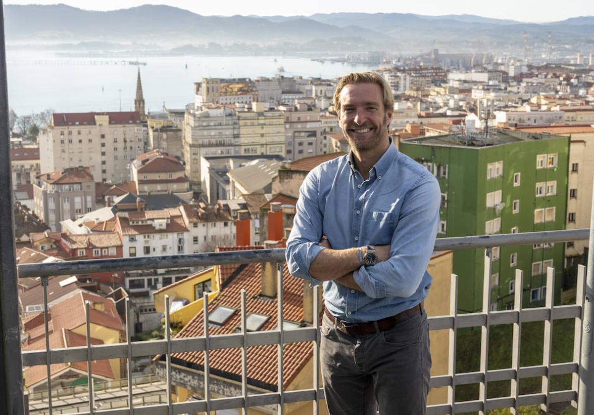 El portavoz del PRC en Santander, Felipe Piña, en la planta superior del funicular del Río de la Pila.