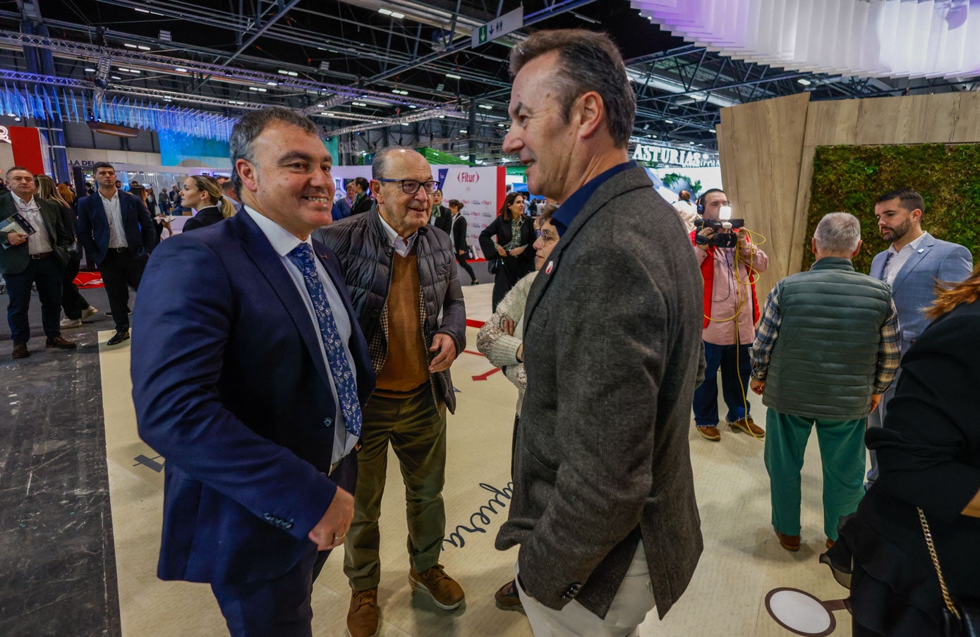 Guillermo Blanco y Javier López Marcano charlando con Jesús Manuel Ochoa, alcalde de Ruesga.