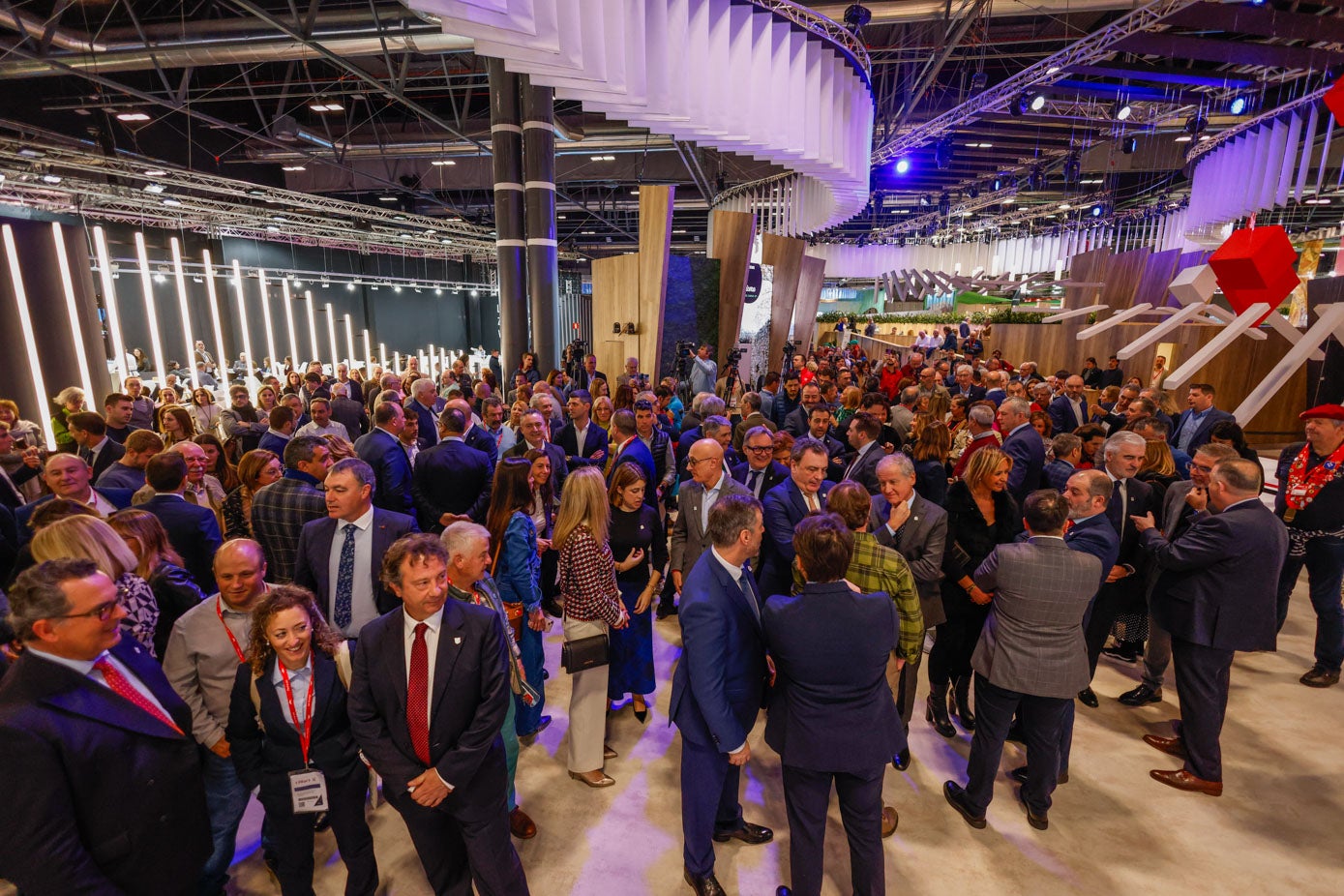 Vista general de los asistentes al Día de Cantabria en Fitur