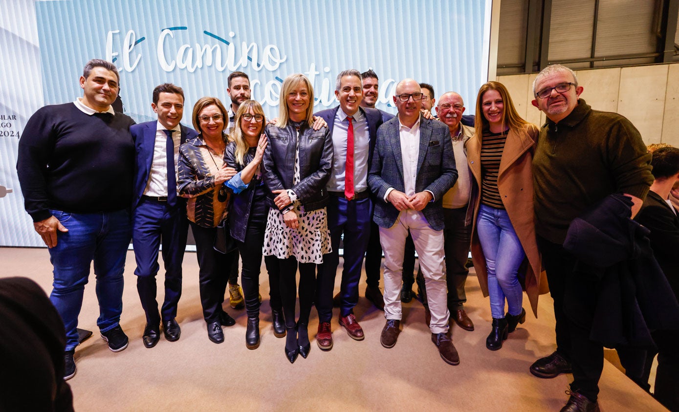 Pablo Zuloaga junto a cargos del partido y alcaldes del PSOE